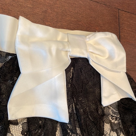 Black and white lace skirt - Picture 2 of 5